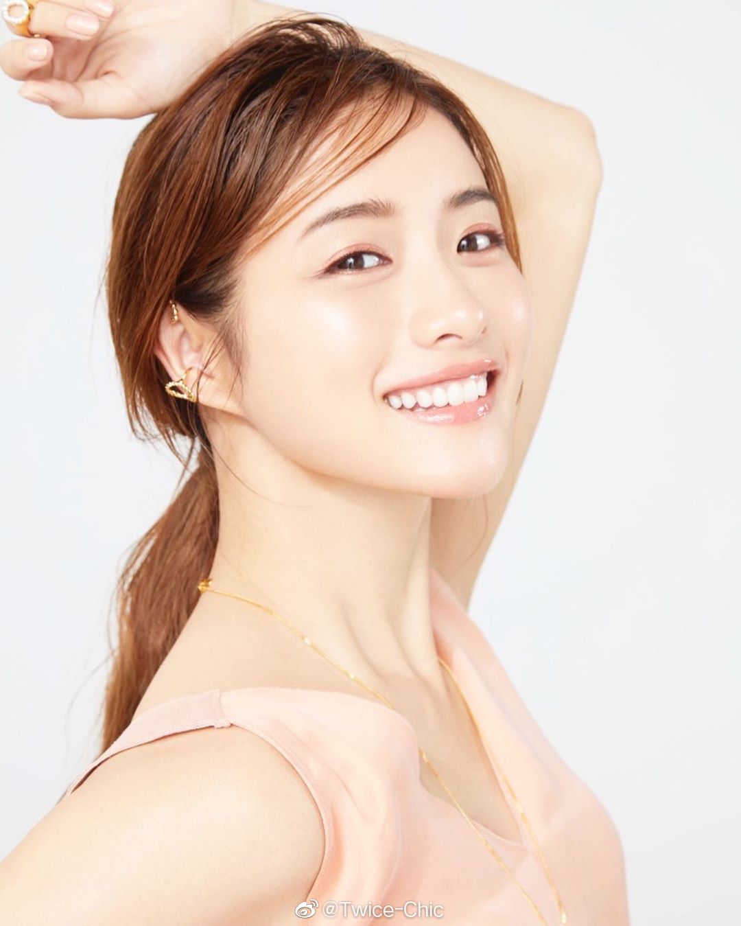 石原里美 x 美的10月号封面 | 微湿披发,底妆清透水嫩