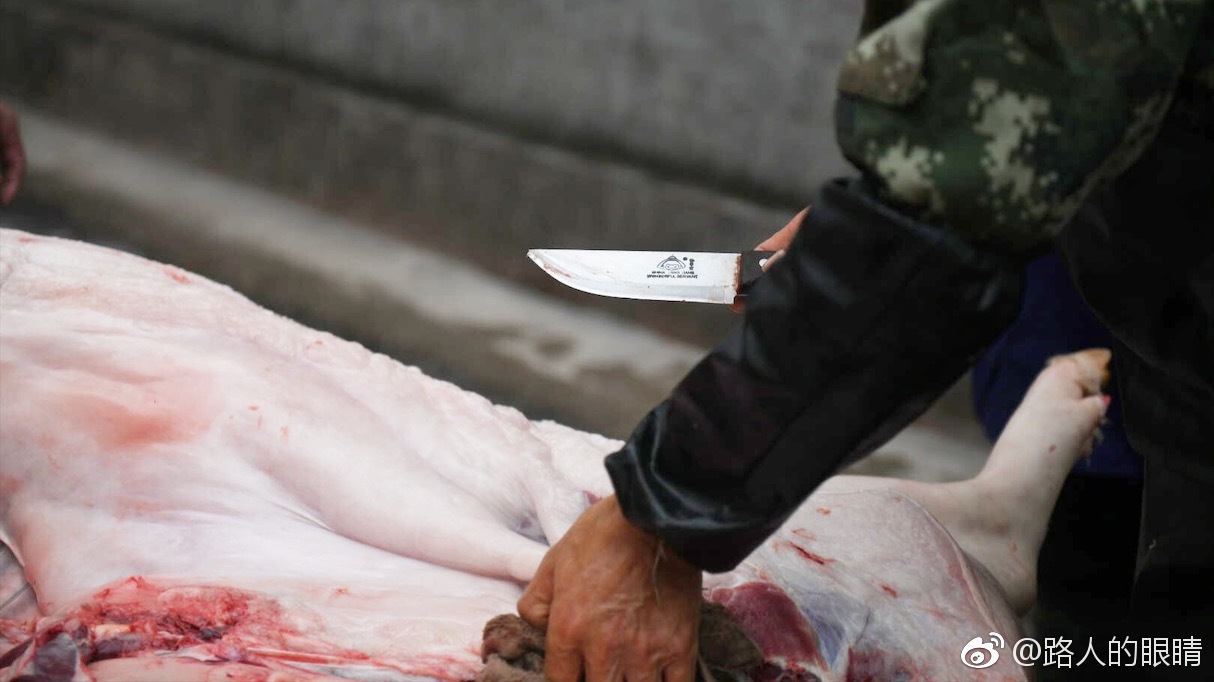 一早杀猪两家结婚三天宴请五湖四海来客六七人围观