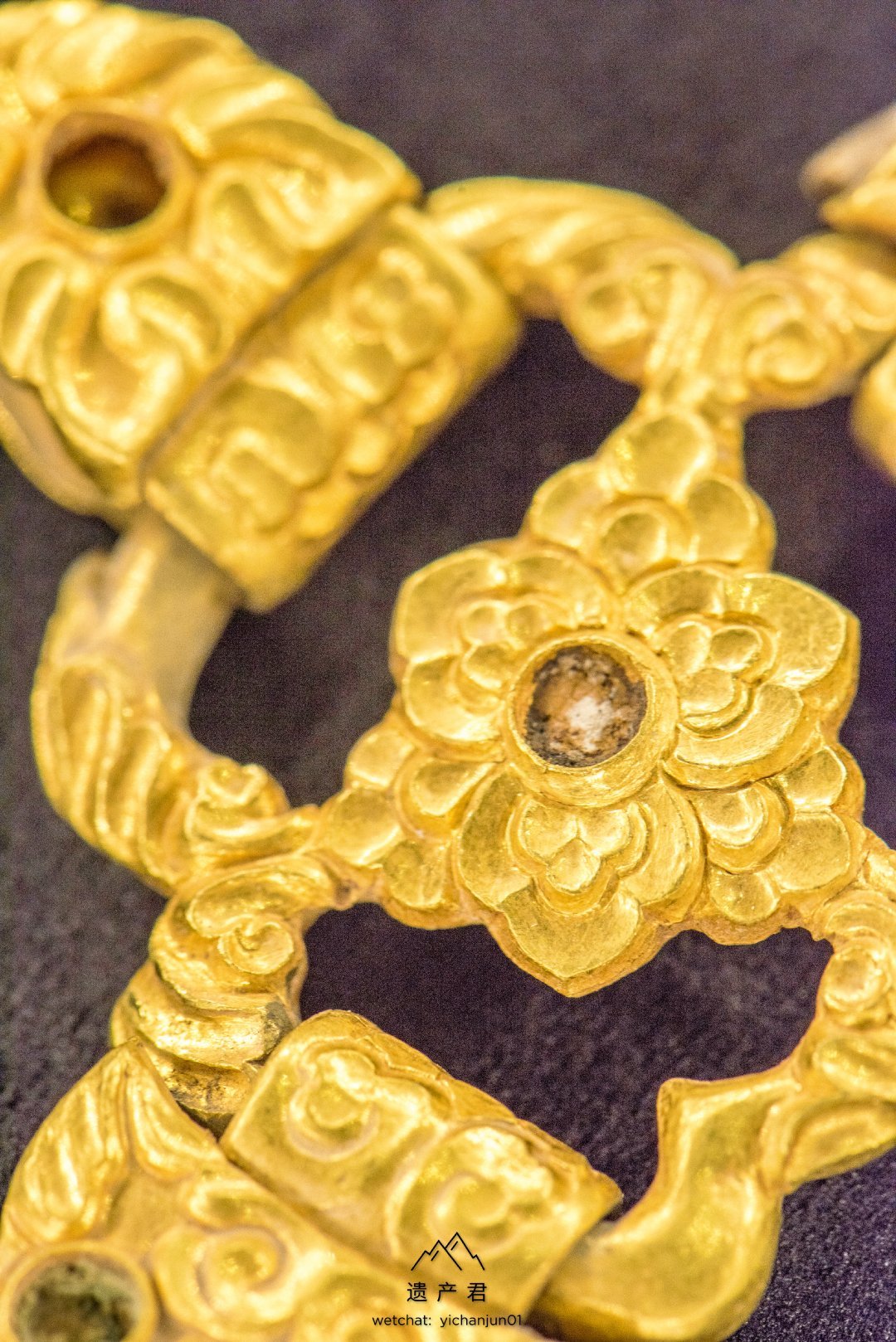 青海省博物馆藏· 唐代镶松石卷草纹金三通