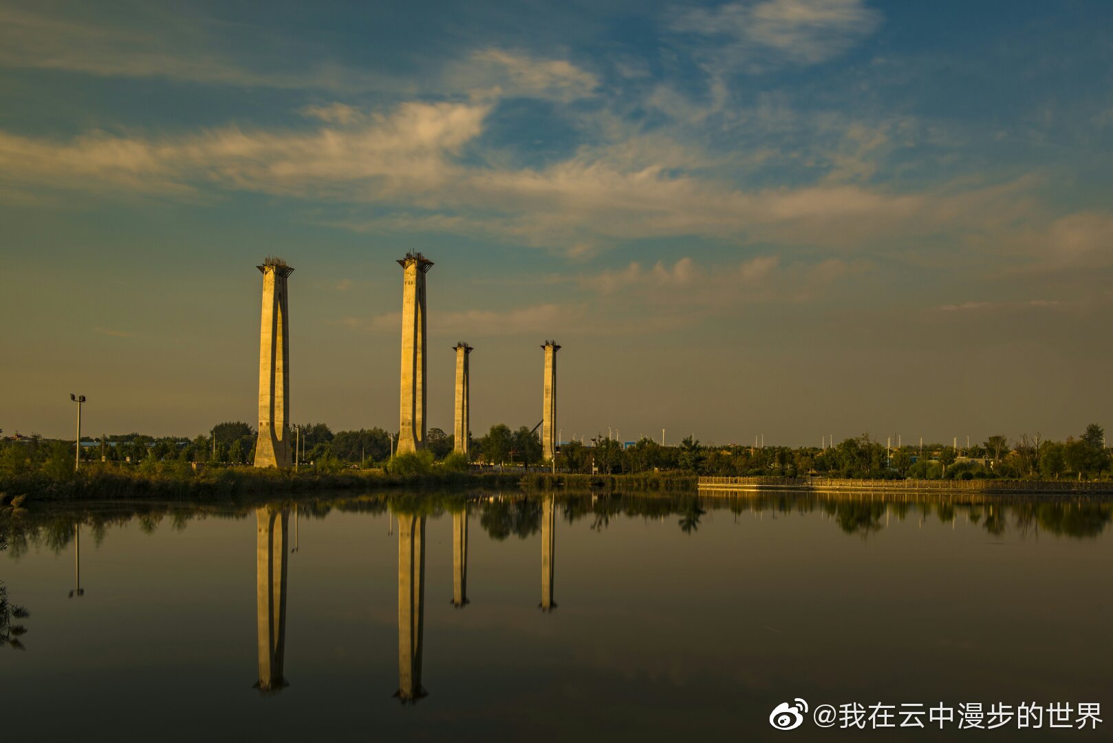 初秋的临汾涝洰河公园,风光旖旎