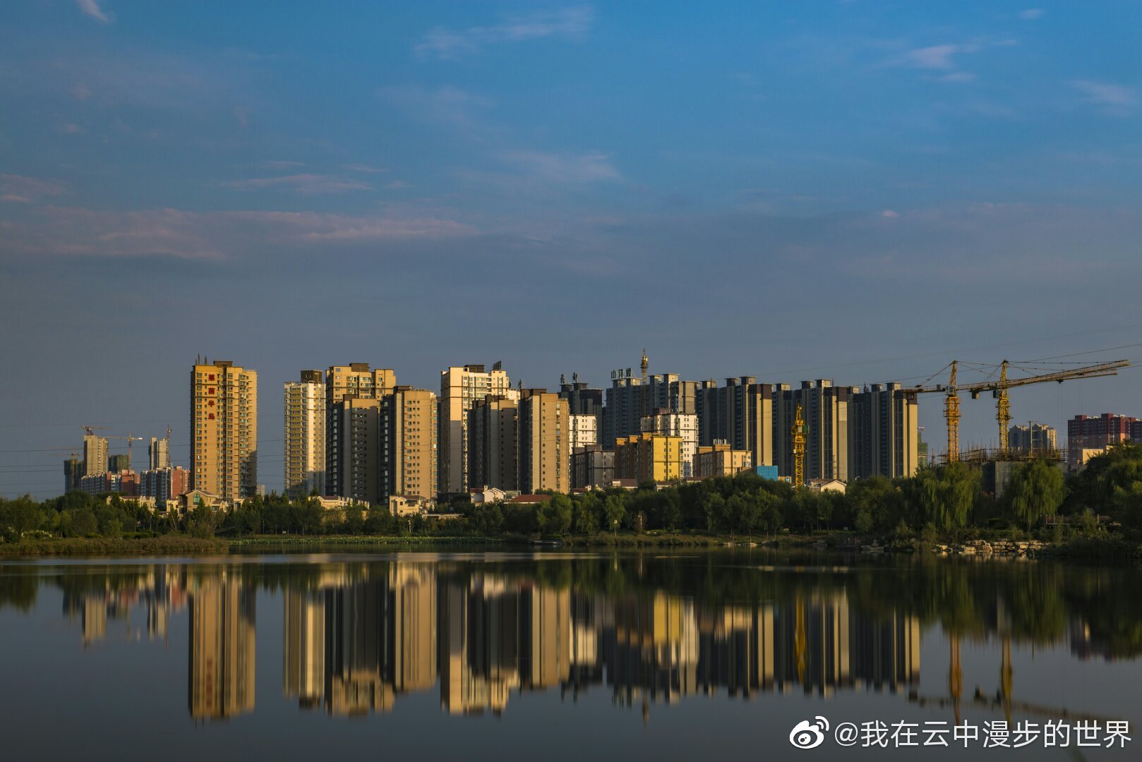 初秋的临汾涝洰河公园,风光旖旎