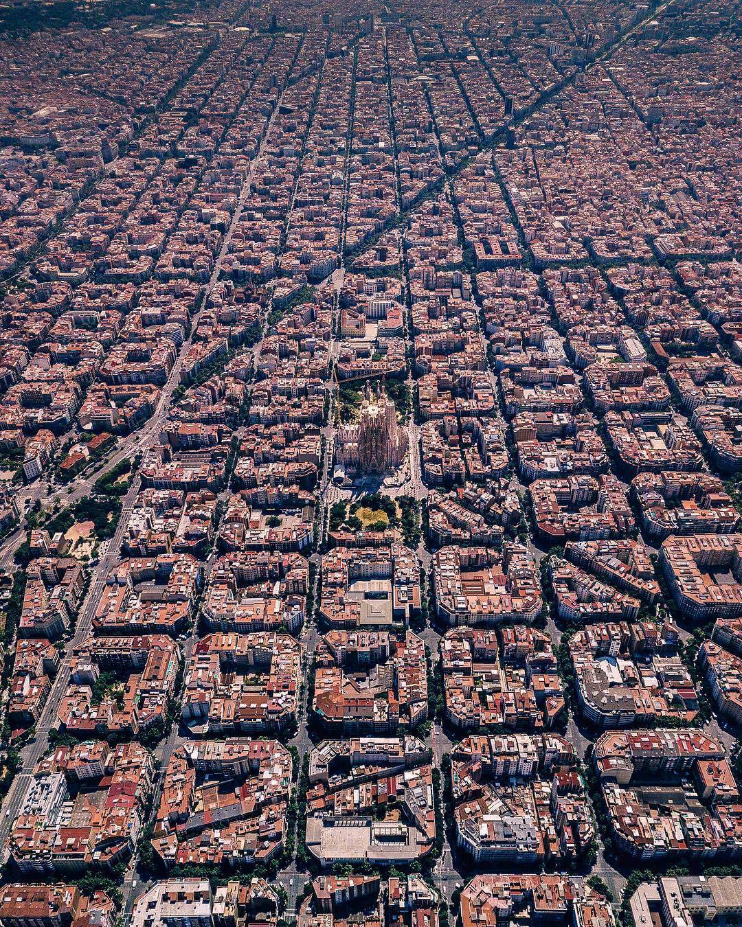 俯瞰巴塞罗那,城市规划规整大气.强迫症看了引起舒适.|规整|强迫症|巴