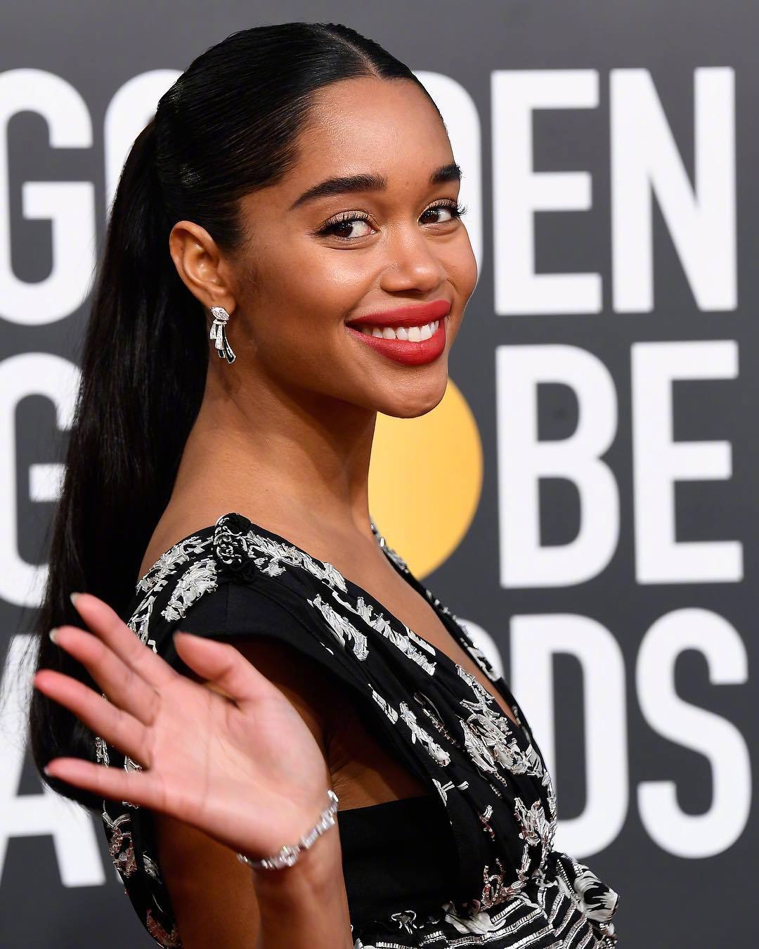 勇士球星克莱汤普森绯闻女友劳拉哈里尔穿着低胸装出席第76届颁奖