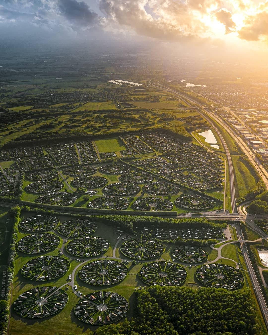 丹麦环形社区令人惊叹的航拍图像这12个圆形社区花园是由天才景观