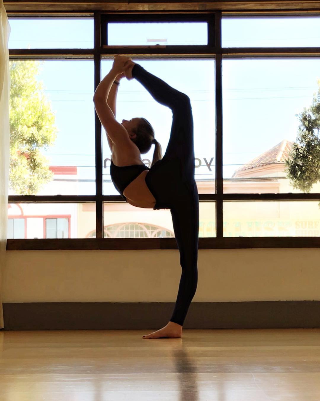 白色大衣配蓝色西服套装,身材高挑显成熟魅力|瑜伽垫|黄圣依|大衣