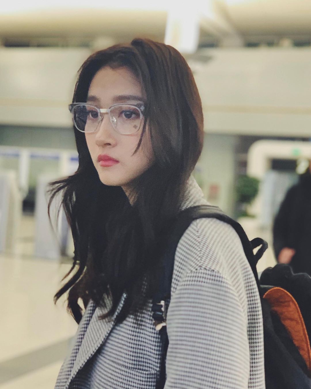关晓彤饭拍,今天晓彤好帅气呀,眼镜搭配的好有感觉