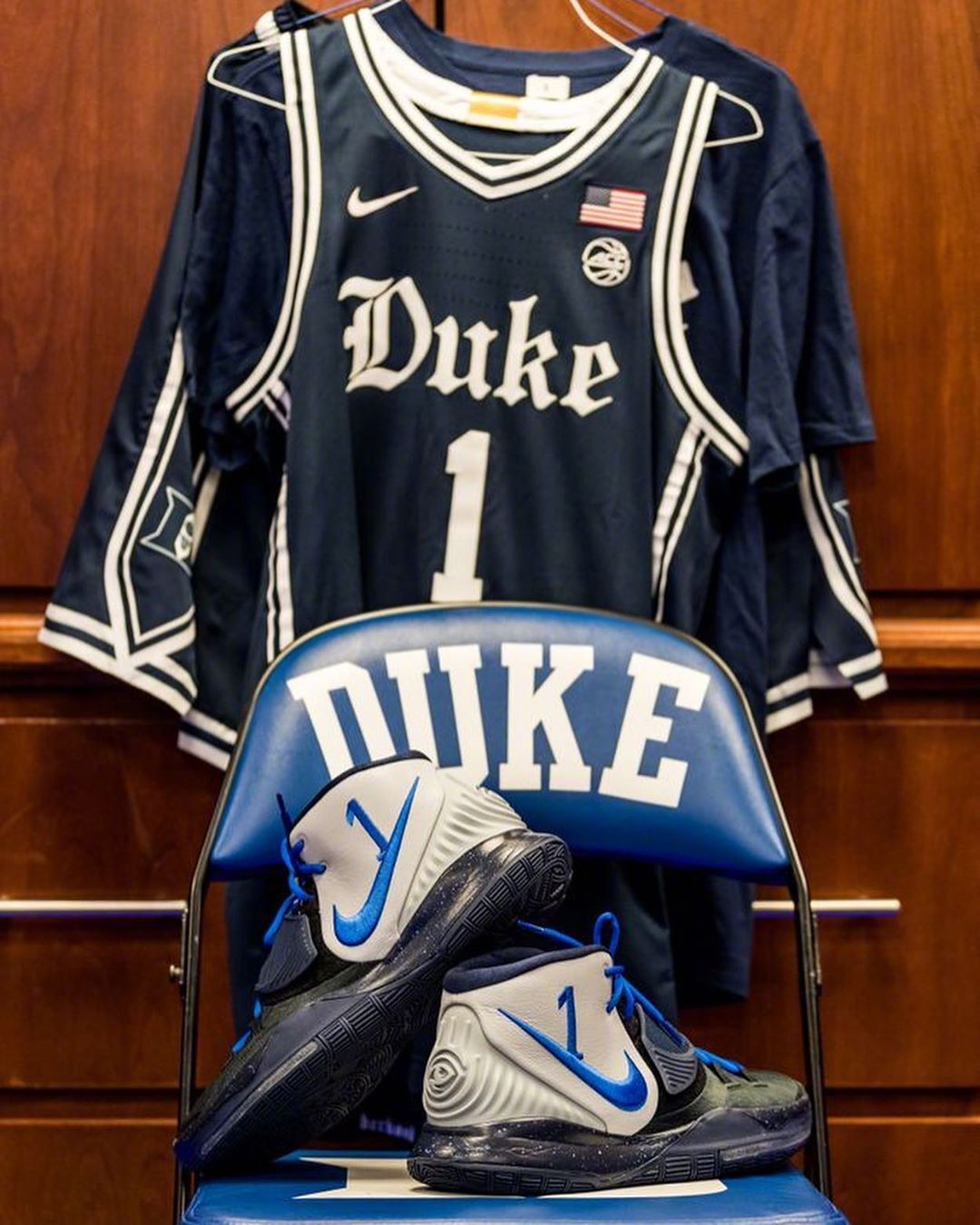 蓝魔杜克大学的新款球衣,还有专属的kyrie 6 pe!