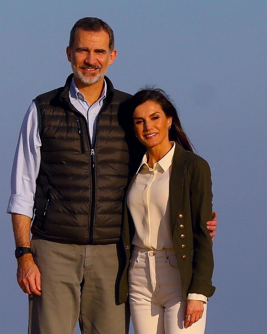 西班牙国王王后难得穿休闲装,情人节变摄影师漫步公园,美成画报