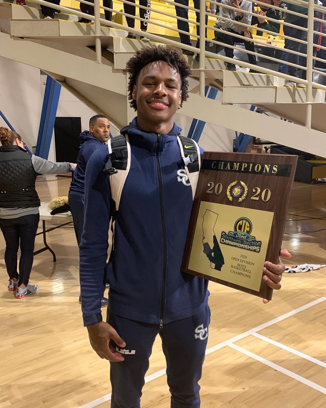 布朗尼拿下加州校际联合会南区冠军!詹姆斯发推祝贺啦