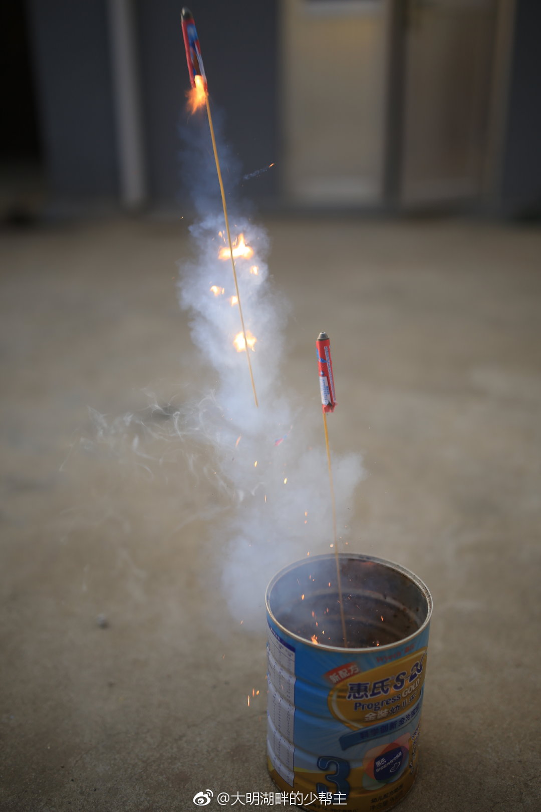 你是否能想起儿时的窜天猴窜天猴是利用火箭原理的一种鞭炮