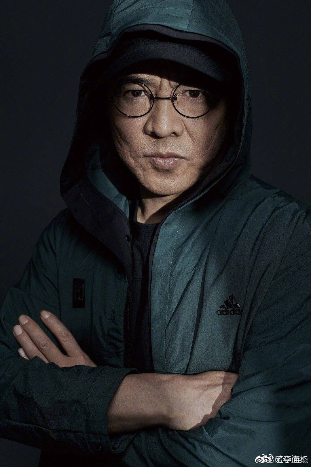 李连杰面相确实变了,不过英气还在,同时眼神还