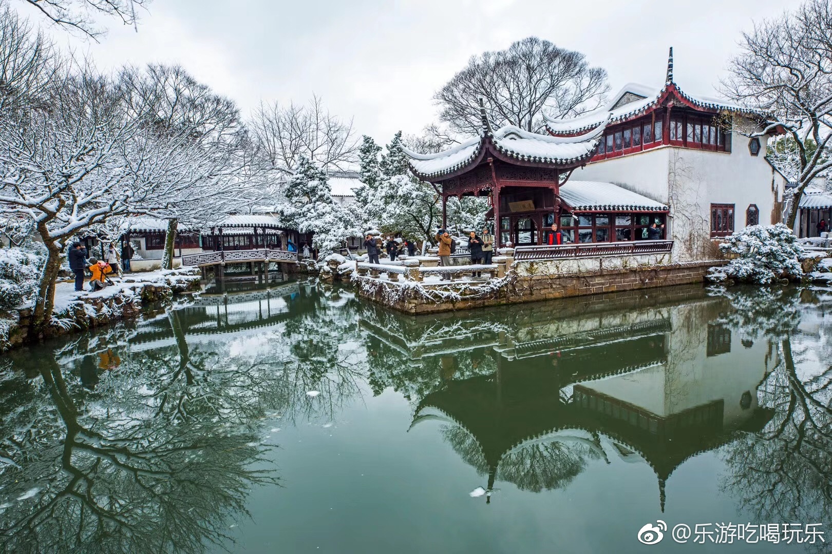 姑苏拙政园雪景绝怜人境无车马,信有山林在市城.