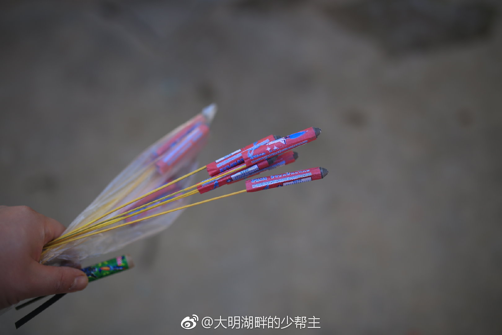 你是否能想起儿时的窜天猴?窜天猴是利用火箭原理的一种鞭炮