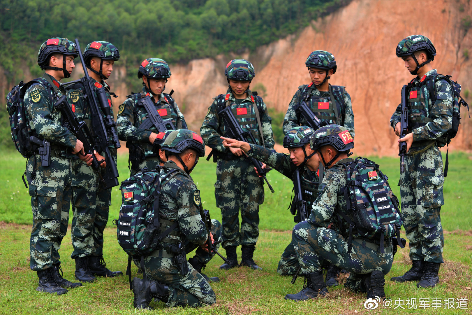 广西来宾:武警特战队员开展反恐实战演练