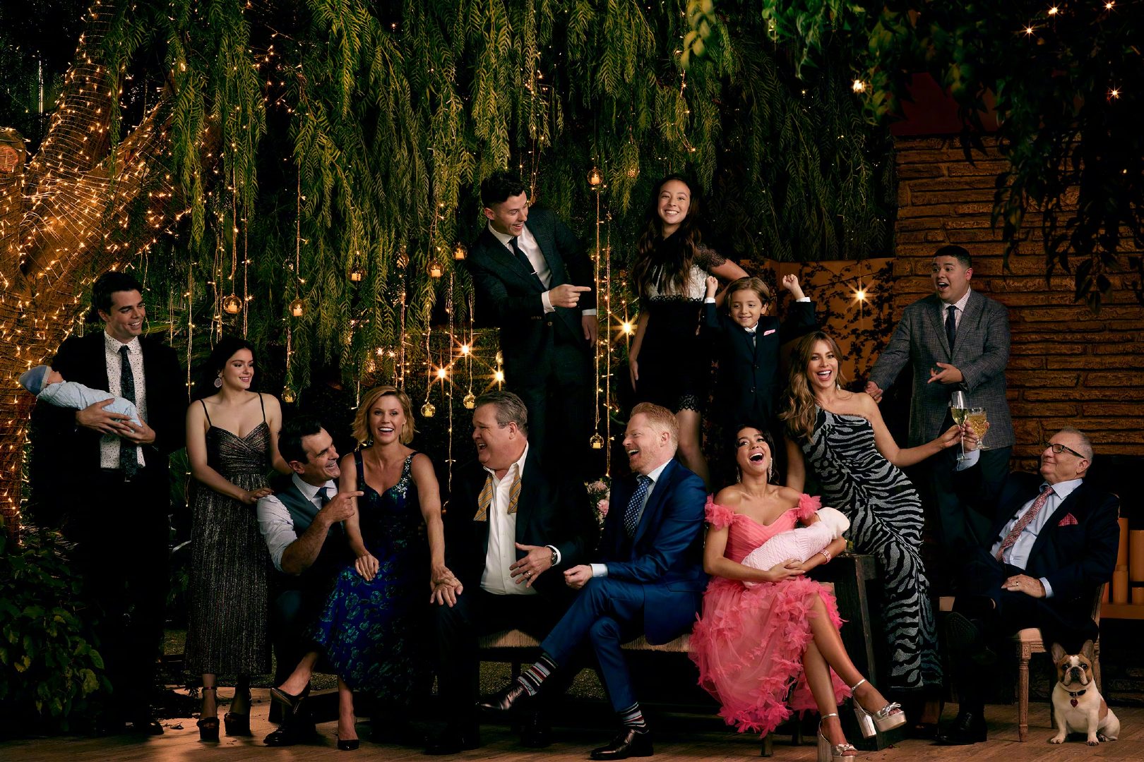 《摩登家庭》发布了最终季的全家福合影和每个角色的单人宣传照