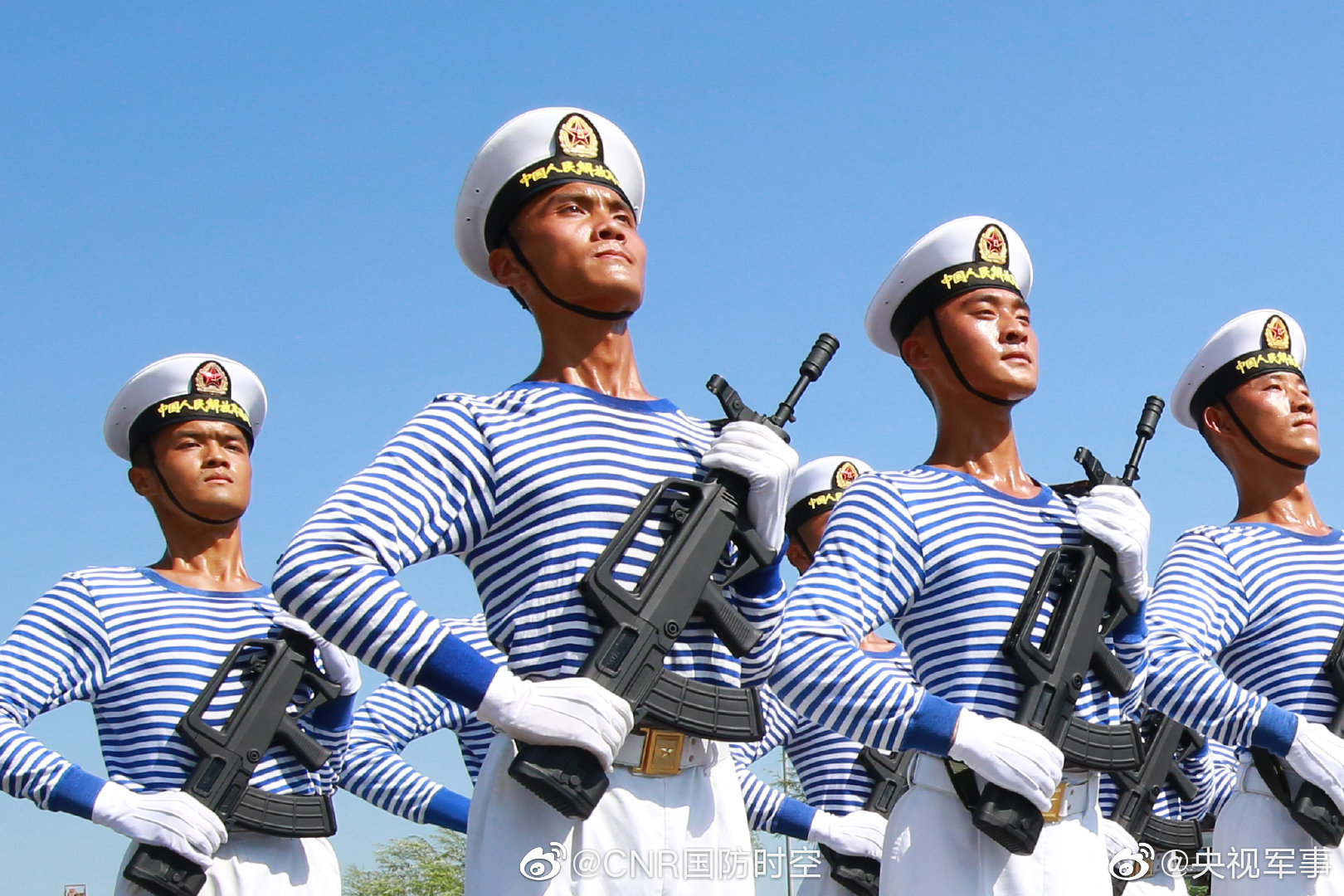海上阅兵现场图片:这是解放军海军仪仗队列队(图)|海军|仪仗队|阅兵_新浪新闻
