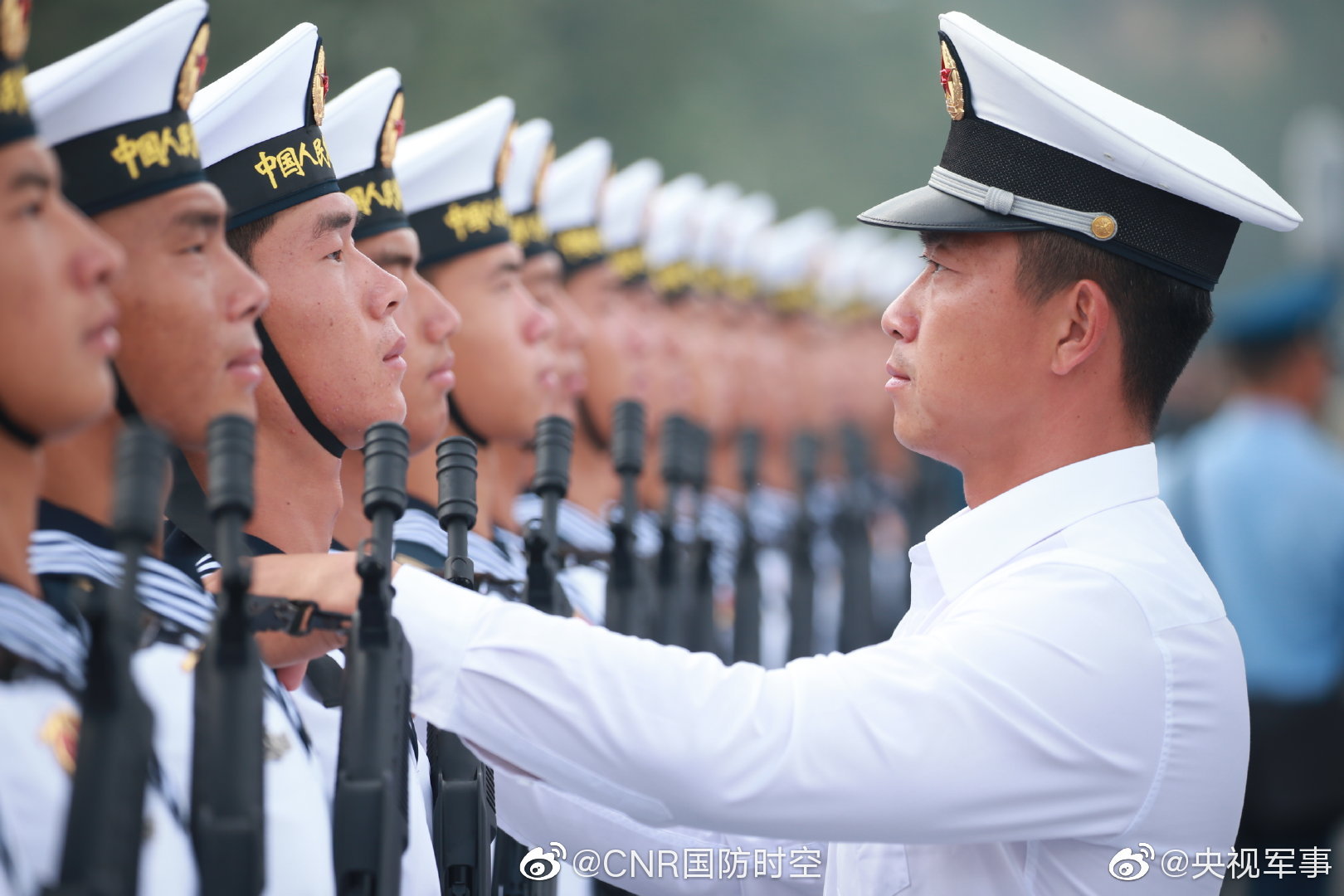 看,海军方队激起一片片浪花白