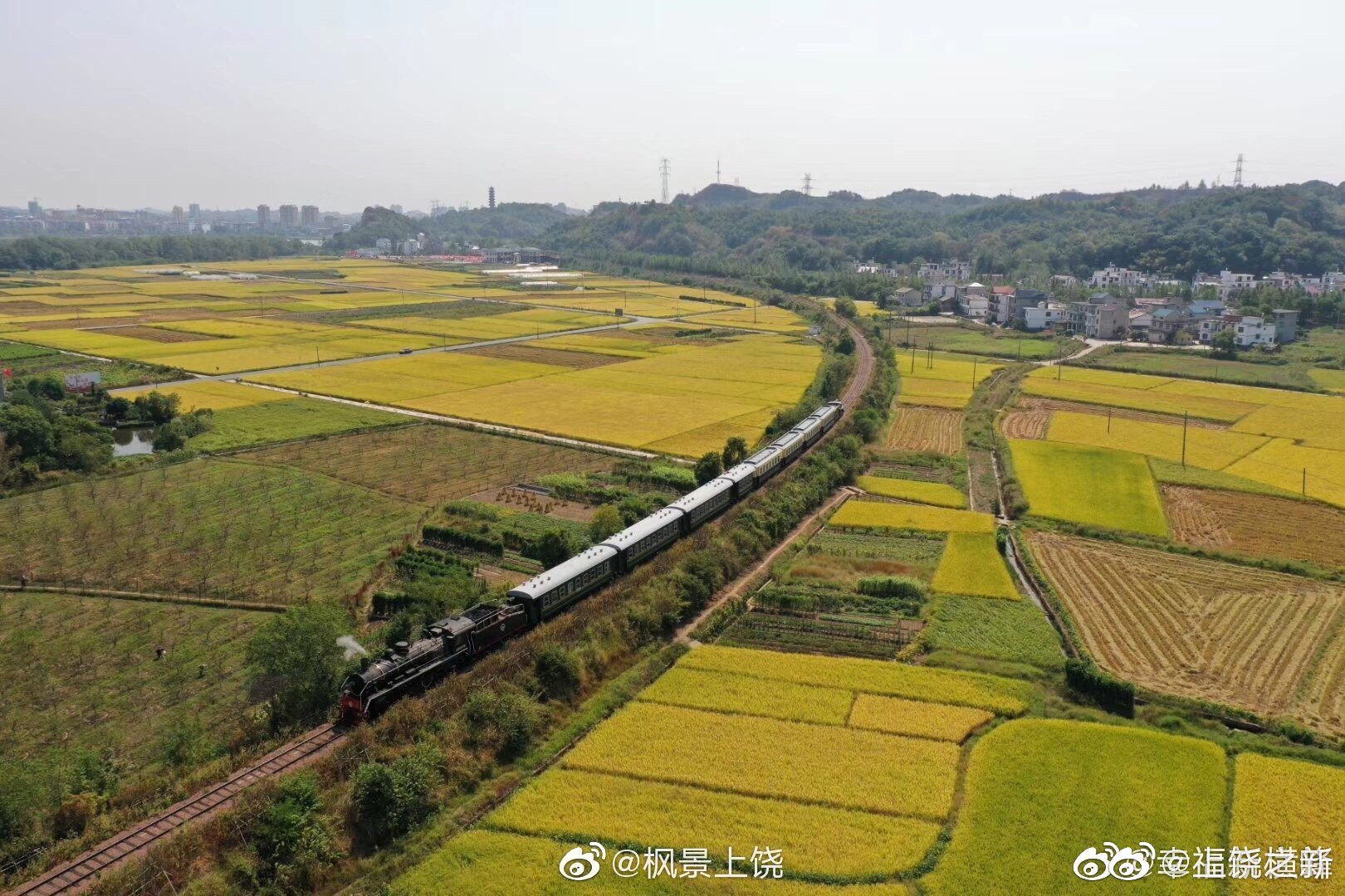 10月2日,国庆长假,上饶市横峰县 铺矿火车小镇开通"七天乐",八节车厢