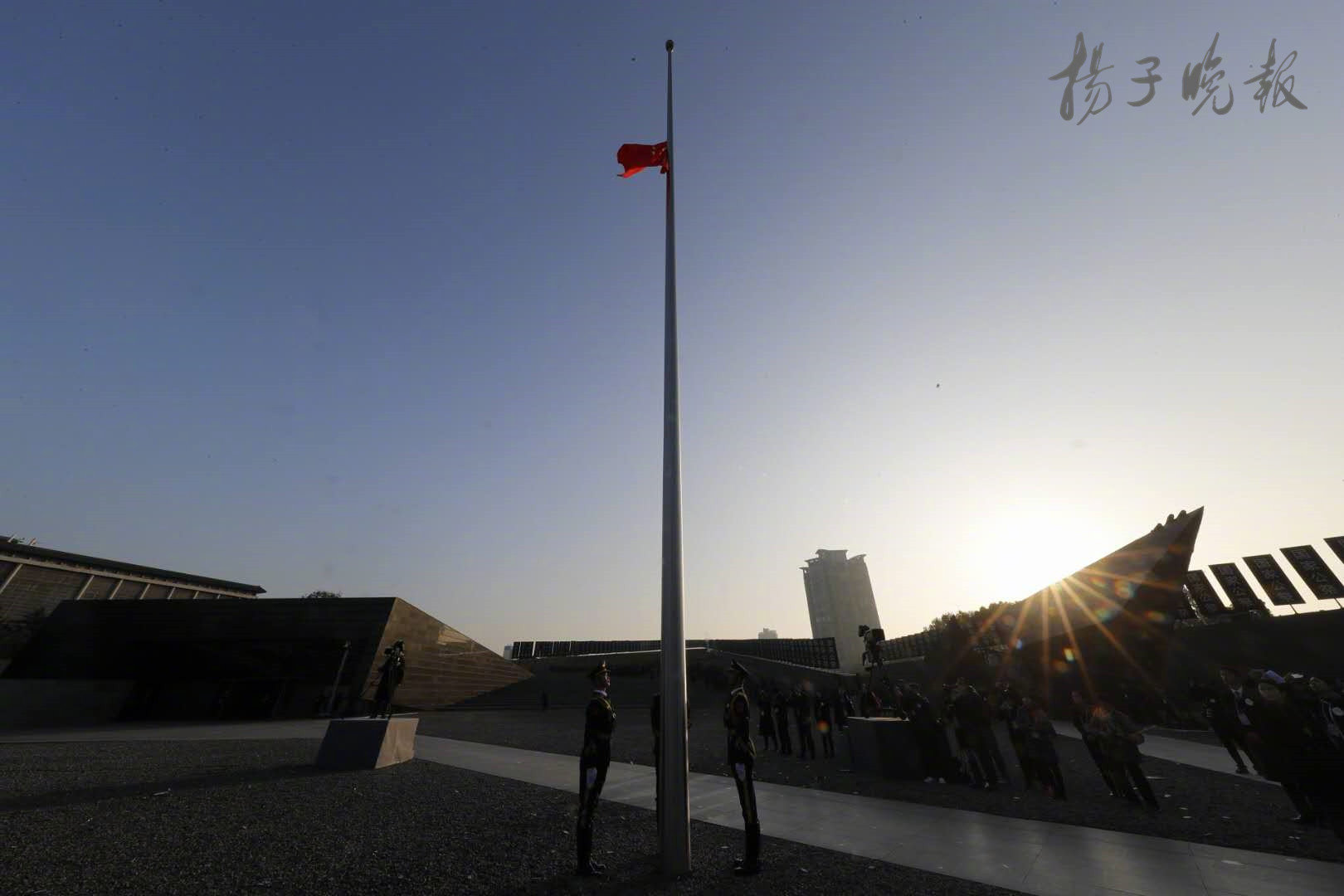 以国之名,下半旗,致哀! (扬子晚报/紫牛新闻记者 宋峤 摄)