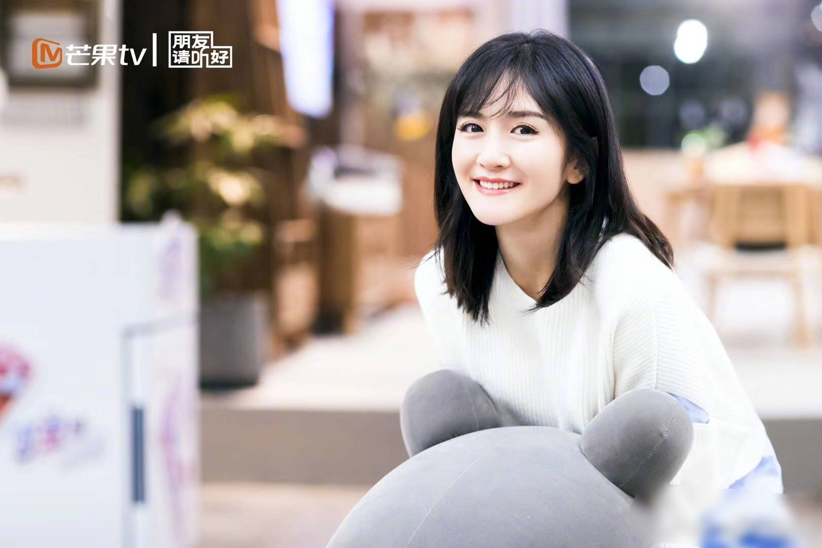 谢娜春节前拍摄的广告曝光,身穿紧身连衣裙,腹部隆起