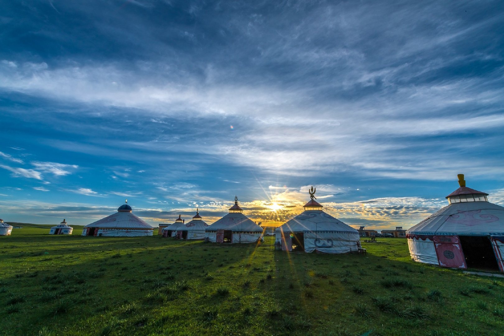 内蒙古新巴尔虎右旗草原广袤,蒙古大营雄伟庄严,这里绿草蓝天