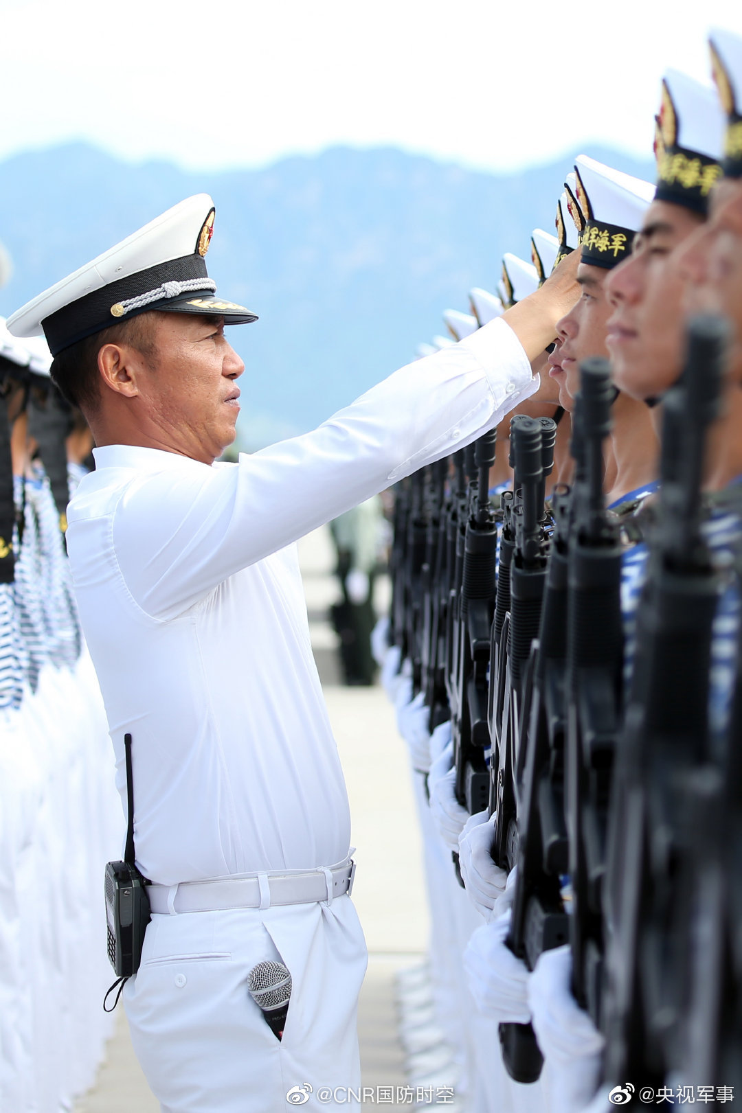 看,海军方队激起一片片浪花白|海军|白衣|军人_新浪新闻