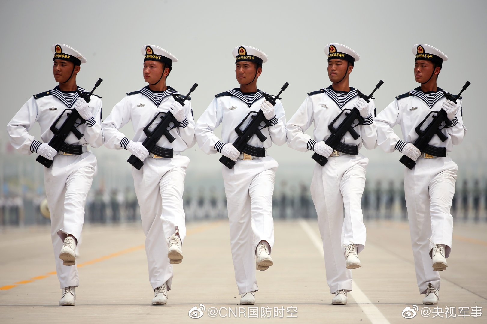 就问你帅不帅 点赞中国军人,一起坐等 (记者高密 王叙栋)@人民海军