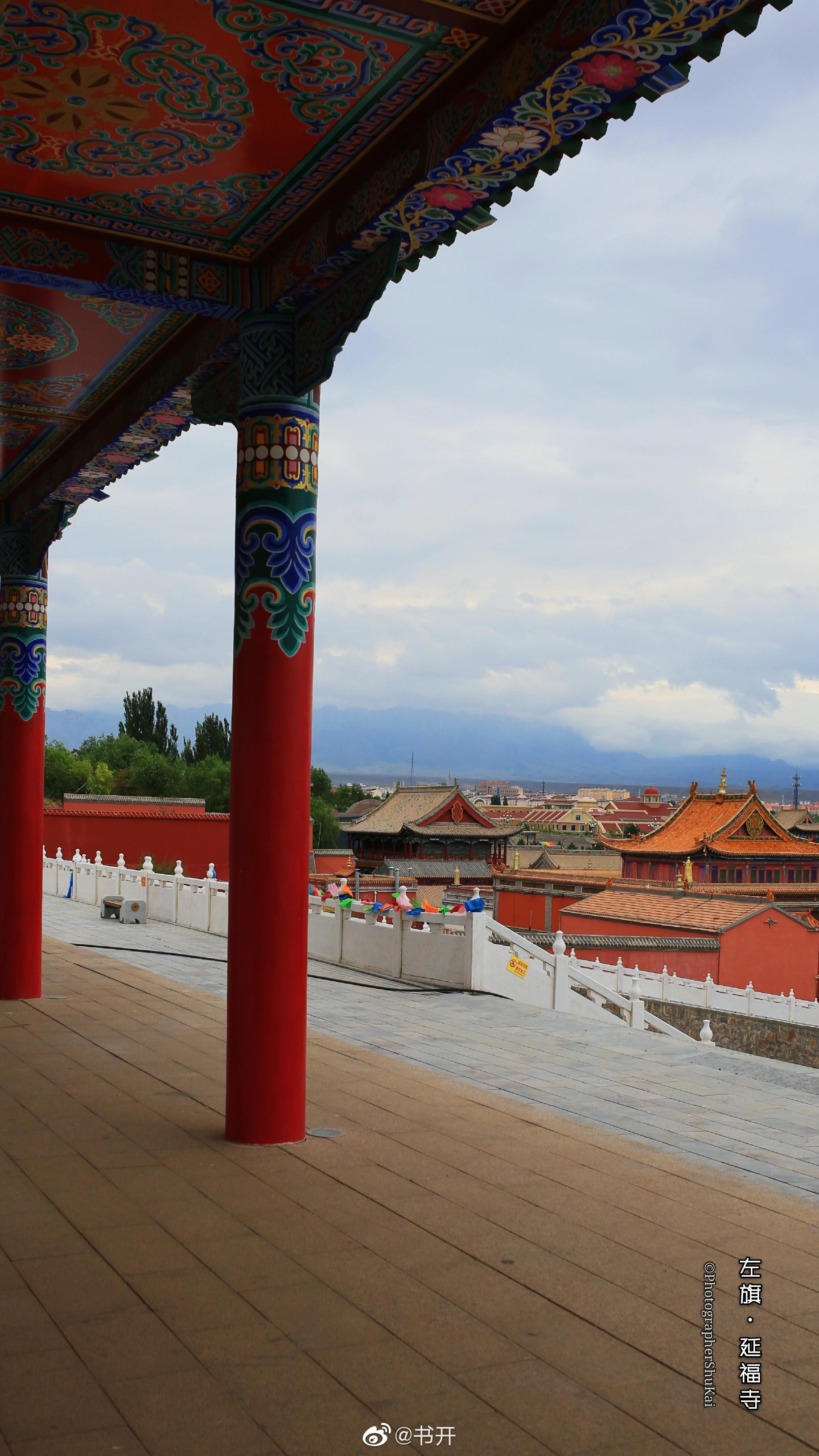 延福寺坐落在巴彦浩特镇王府街北侧