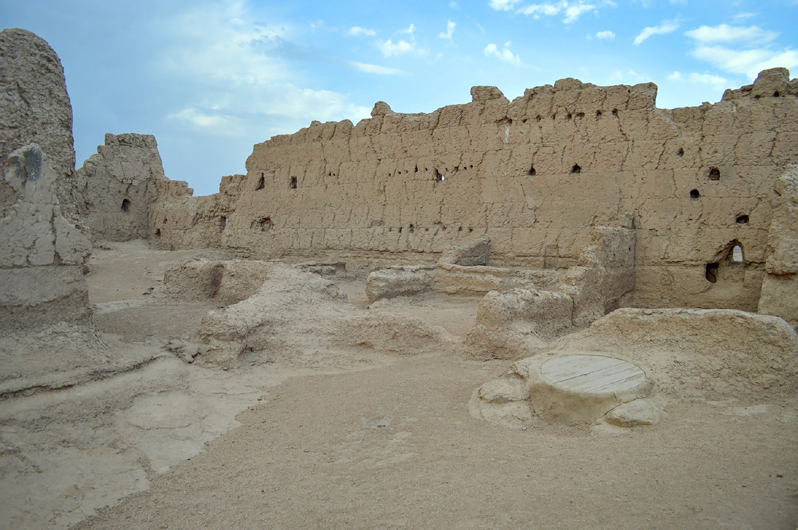 东晋咸和二年(公元327年),前凉张骏在高昌故城"置高昌郡,立田地县",继