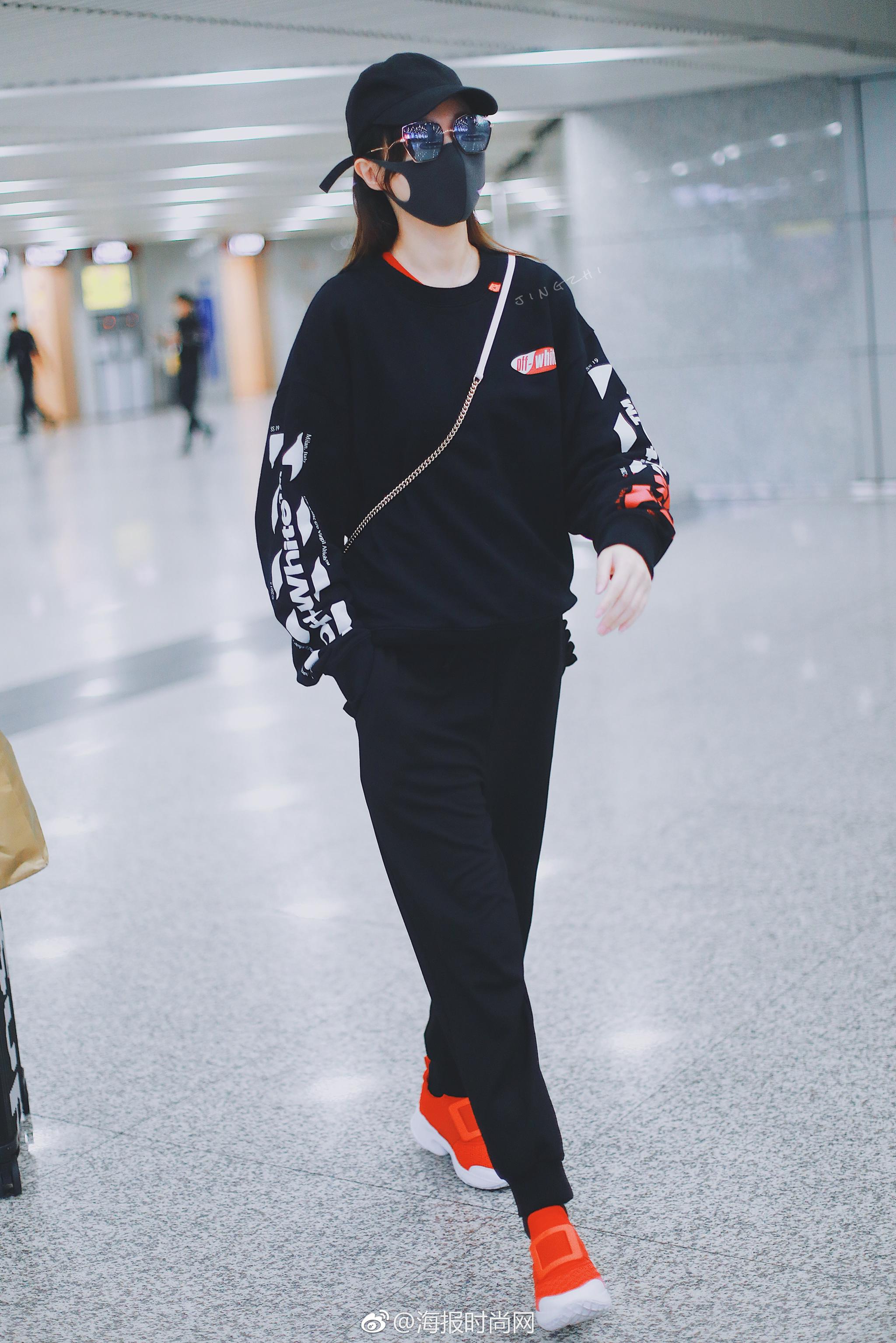 昨日 一身休闲装扮搭配红色@rogervivier_罗杰维维亚 viv run运动鞋