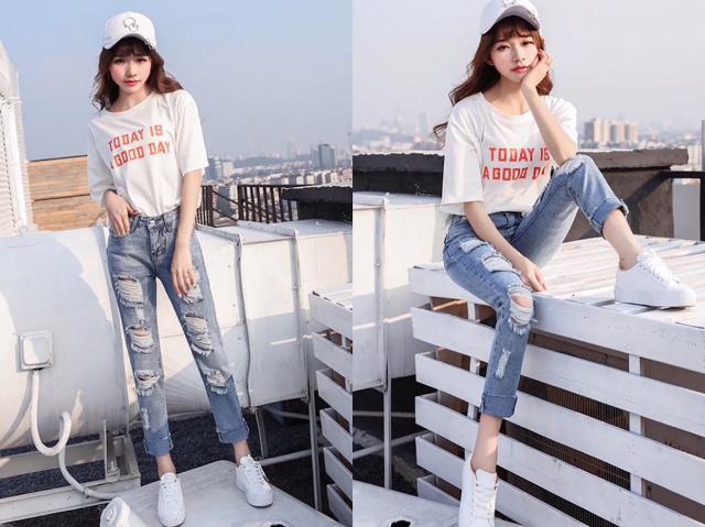 牛仔裤 白色运动鞋,2019年很休闲风的穿搭,谁穿都很好看!