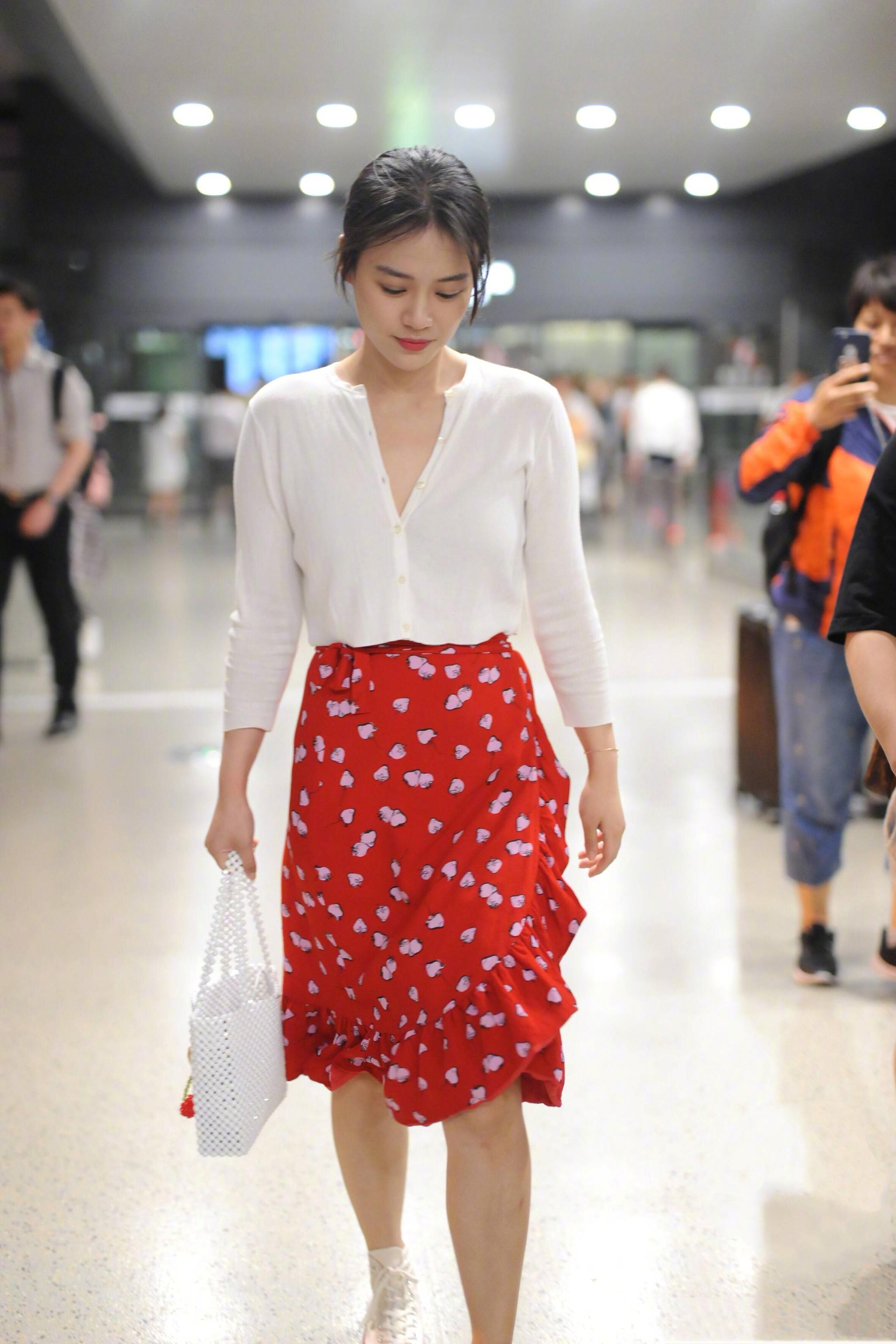 马思纯最新机场秀时尚街拍身穿波点红裙太好看了