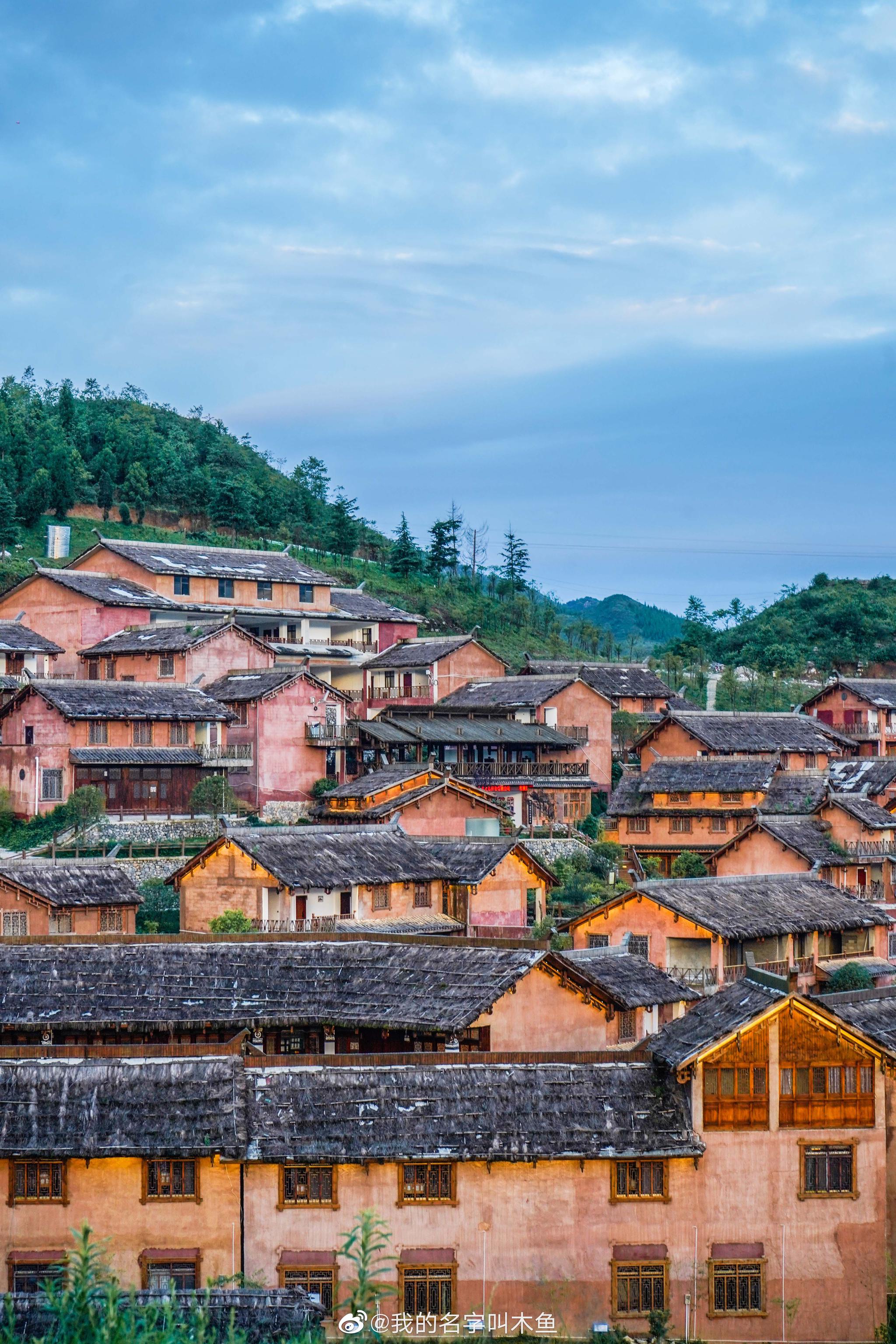 终于等着千户彝寨见太阳穿花衣服彝族少女躲哪里去了