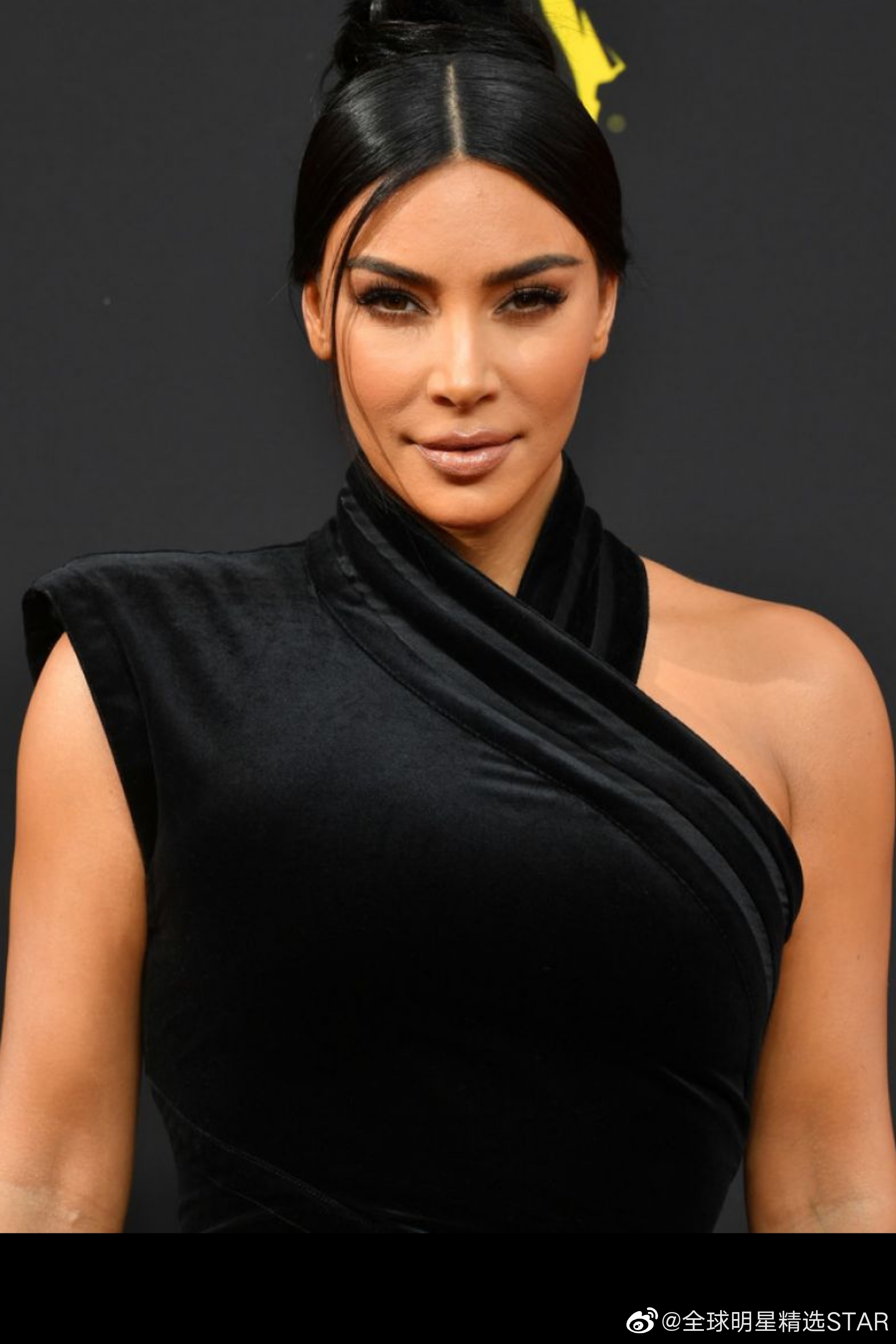 金卡戴珊洛杉矶出席颁奖礼着装大气性感至极