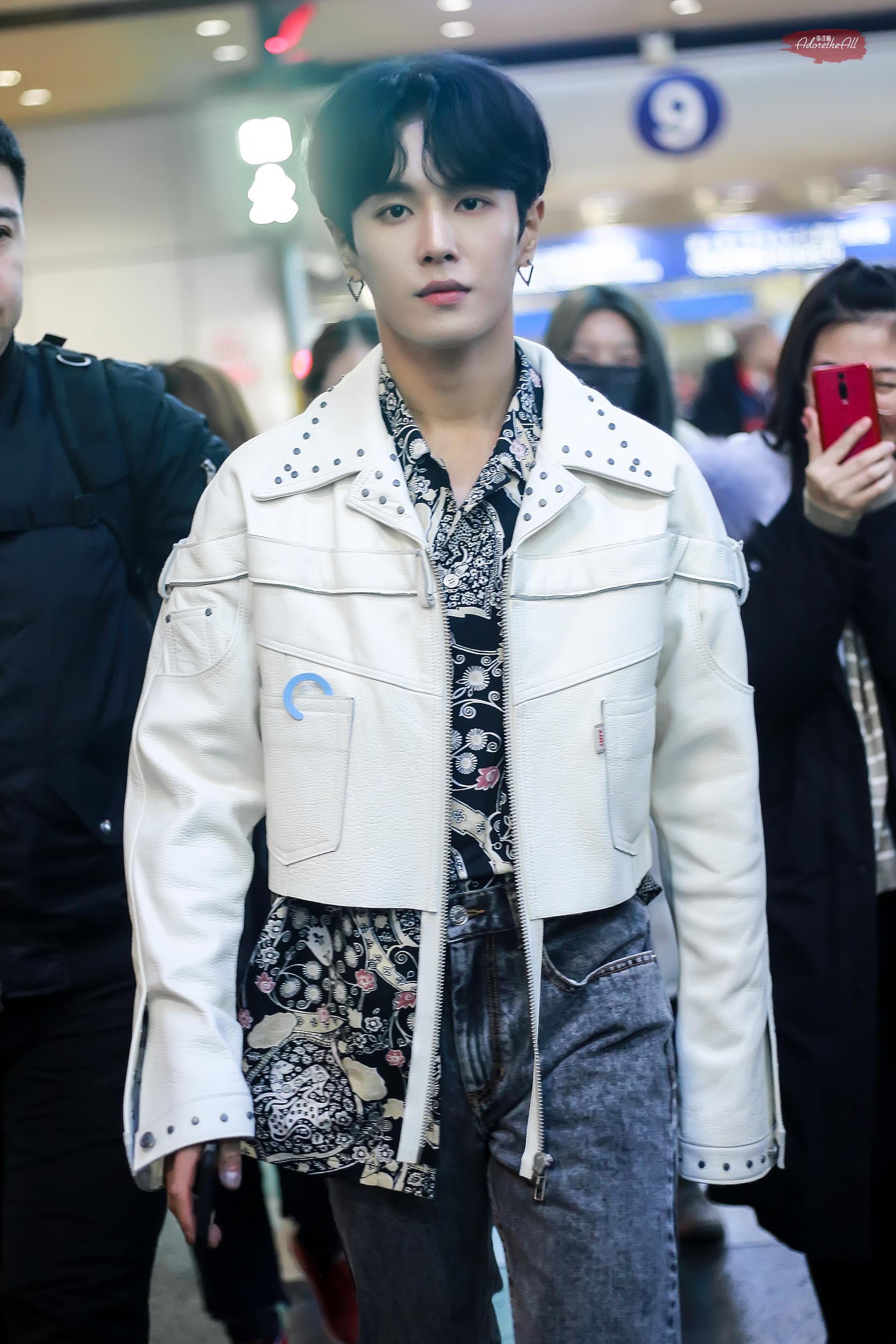 李汶翰昨晚深夜抵达北京机场旺旺身穿白色外套 花衬衫 机场行走的靓