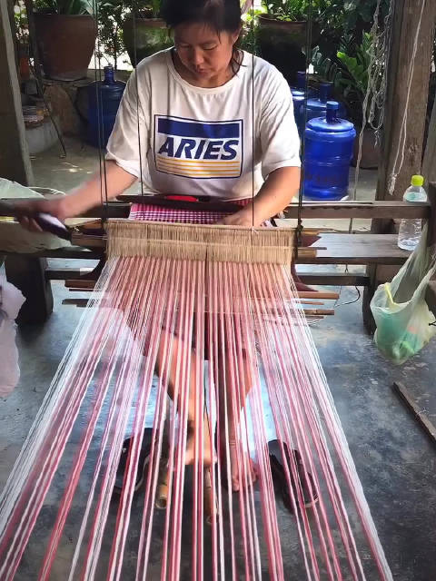 老挝手工织布，原料和染料都是纯天然的|老挝|织布|染料_新浪新闻
