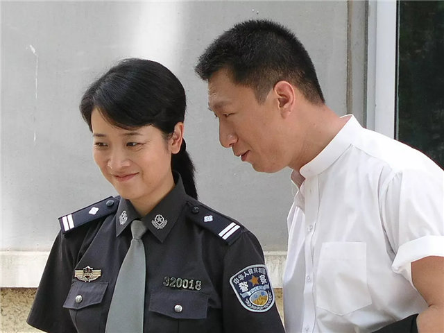 不过却获得两次白玉兰奖,另外一次是凭借《半路夫妻》斩获,孙红雷在