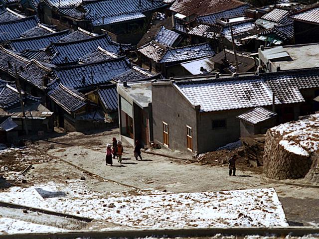 韩国首尔1972年，繁华的中区购物商街，贫穷的江北传统民居