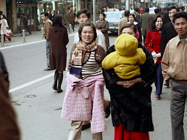 韩国首尔1972年，繁华的中区购物商街，贫穷的江北传统民居
