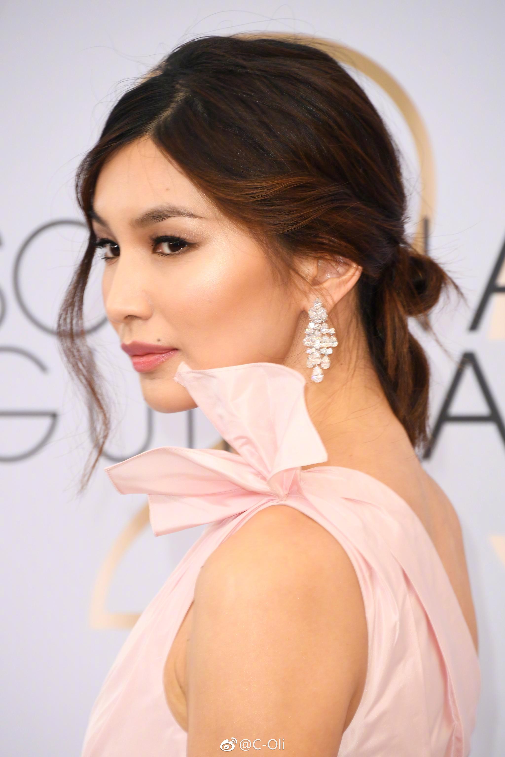 华裔演员gemma chan身着oscar de la renta定制粉色斜肩礼裙亮相演员