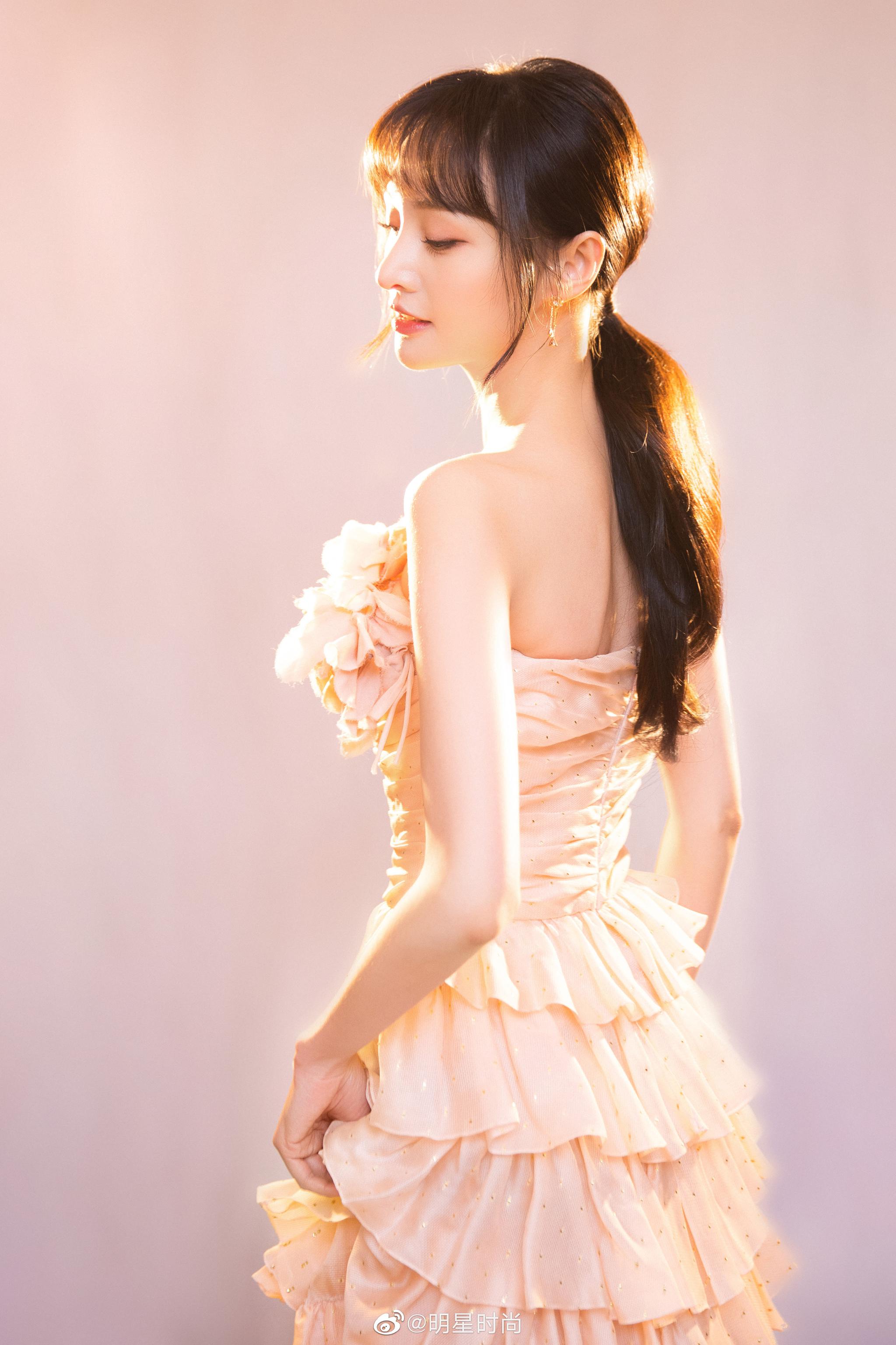 小仙女的蝴蝶背 直角肩太美了,你们羡慕这种身材吗?