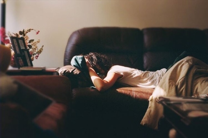 叶子从痛苦的蜷缩中要用力舒展一样,人也要从不假思索的蒙昧里挣脱,这