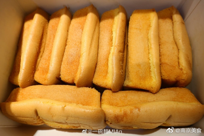 草鸡蛋糯米蛋糕南京满街都是粑粑坊 跟风打了个卡16块1斤8个便宜是