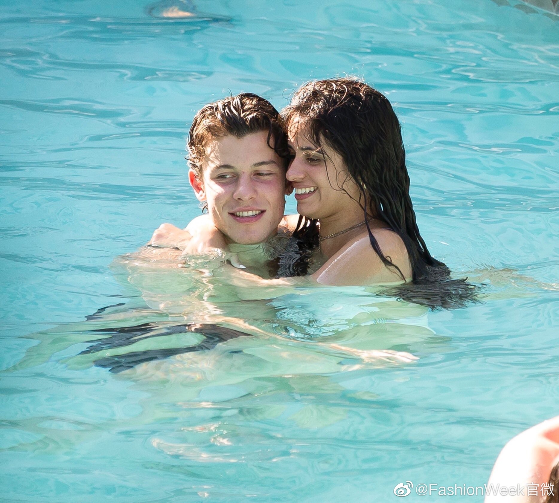 萌德shawnmendes和卡妹camilacabello在迈阿密海滩拥吻