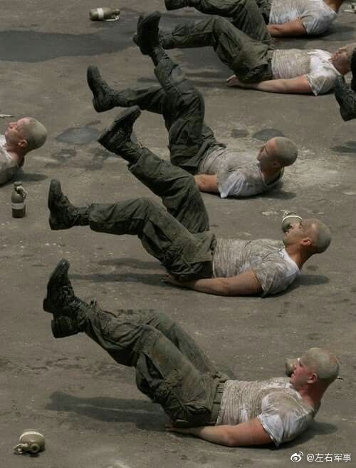 正在进行训练的美军海豹突击队学员