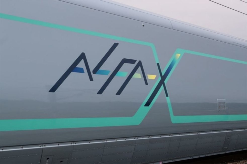 额这个最新的新干线 Alfa X 额这个最新的新干线 Alfa X