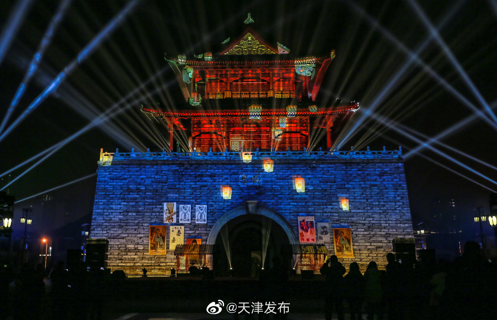 1 / 9  2020年1月1日,天津市南开区,鼓楼的新年钟声敲响,我们挥别2019