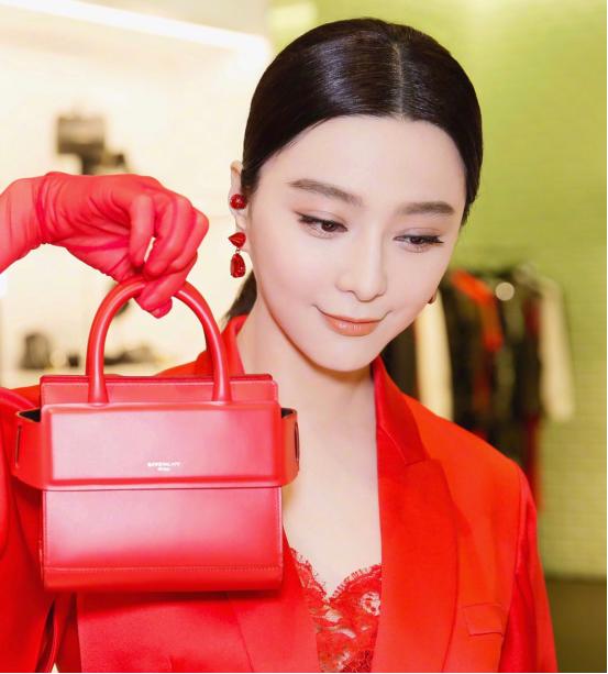 范冰冰就是爱高调,一袭红色连衣裙还要配红手套,气质远胜超模