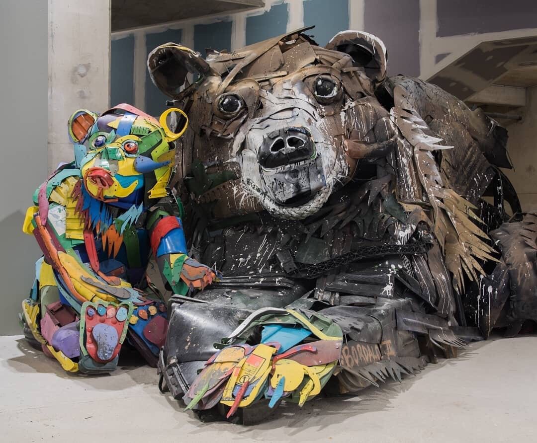 废旧物品组成的艺术雕塑bordaloii