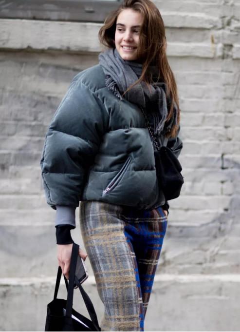 羽绒服这么搭不怕臃肿,打底线衫 直筒牛仔裤保暖修身,美翻了